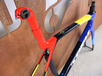 Rennradrahmen von Trek, TREK MADONE SLR GEN 8 CARBON DISC RAHMENSET NAVY SMOKE XL vor USEDBIKES - OB.DE Hintergrund