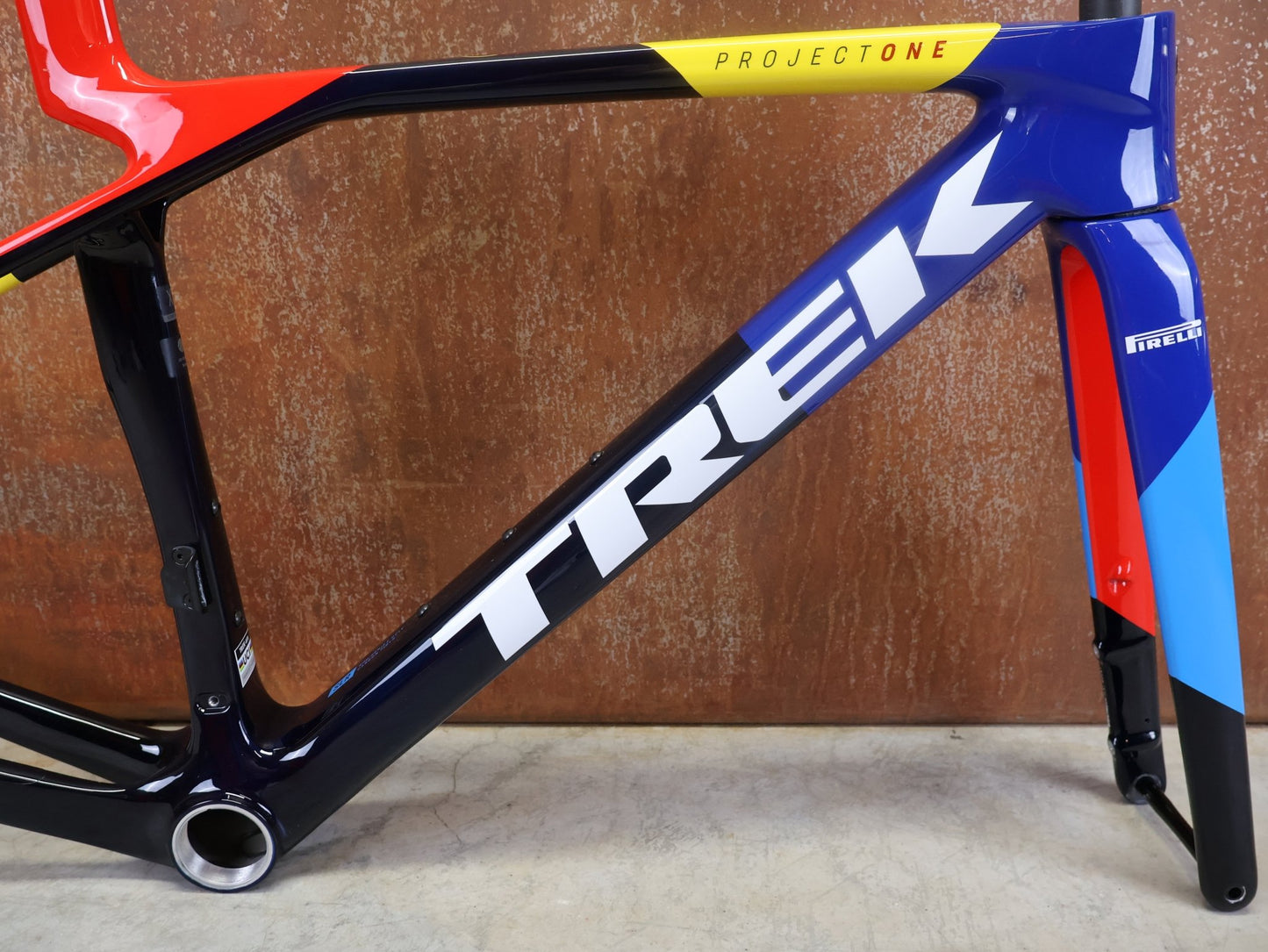 Rennradrahmen von Trek, TREK MADONE SLR GEN 8 CARBON DISC RAHMENSET NAVY SMOKE XS vor USEDBIKES - OB.DE Hintergrund