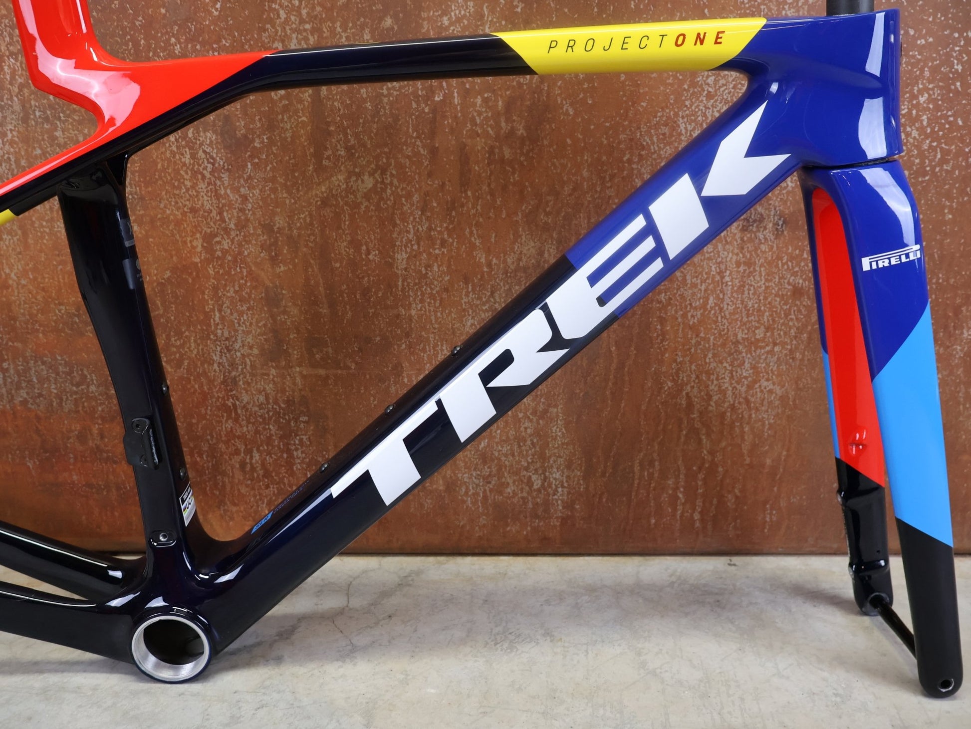 Rennradrahmen von Trek, TREK MADONE SLR GEN 8 CARBON DISC RAHMENSET NAVY SMOKE XS vor USEDBIKES - OB.DE Hintergrund