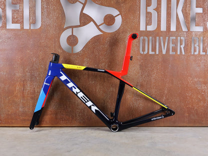 Rennradrahmen von Trek, TREK MADONE SLR GEN 8 CARBON DISC RAHMENSET NAVY SMOKE XS vor USEDBIKES - OB.DE Hintergrund