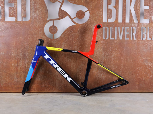 Rennradrahmen von Trek, TREK MADONE SLR GEN 8 CARBON DISC RAHMENSET NAVY SMOKE XS vor USEDBIKES - OB.DE Hintergrund