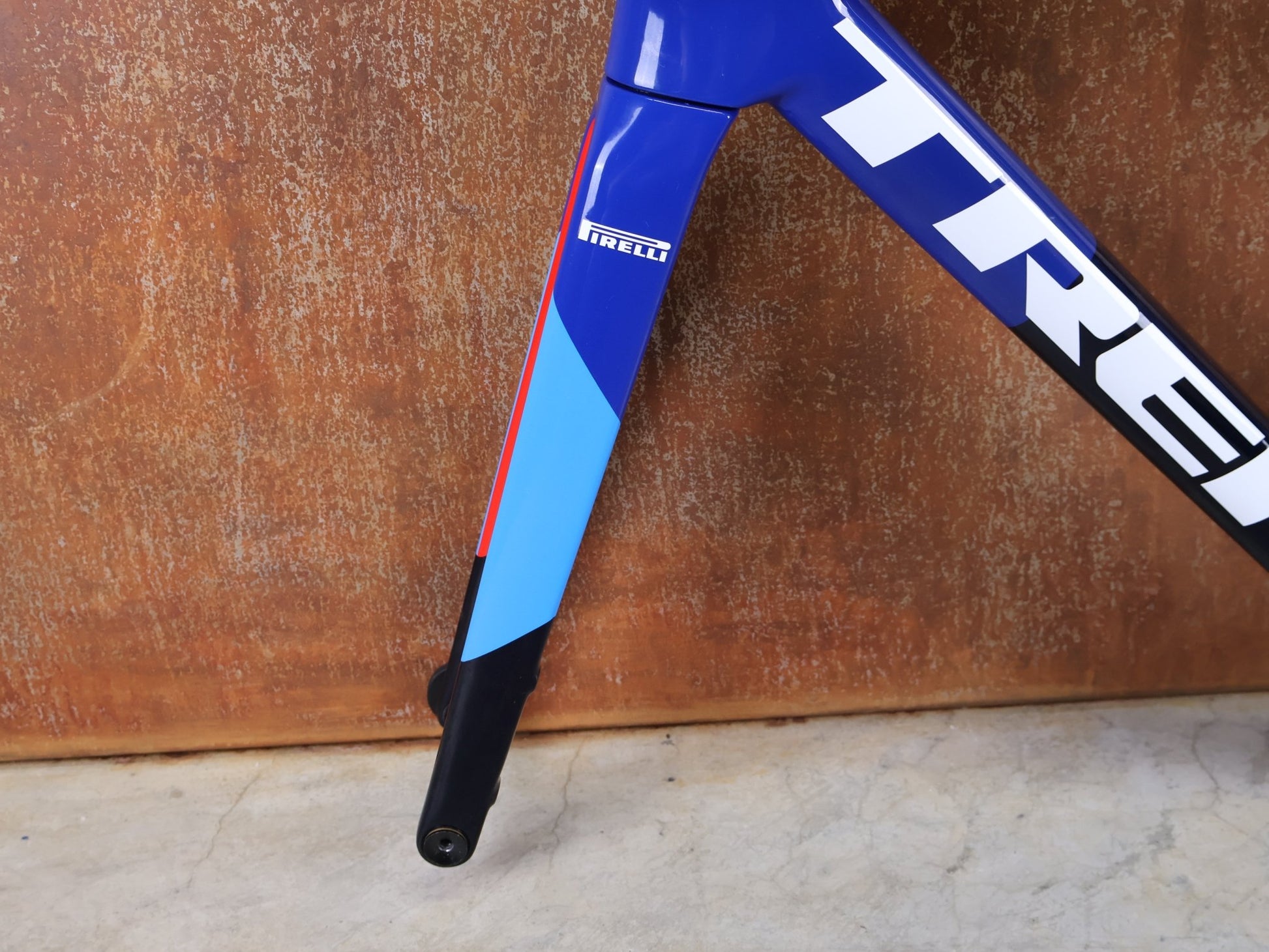 Rennradrahmen von Trek, TREK MADONE SLR GEN 8 CARBON DISC RAHMENSET NAVY SMOKE XS vor USEDBIKES - OB.DE Hintergrund