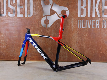 Rennradrahmen von Trek, TREK MADONE SLR GEN 8 CARBON DISC RAHMENSET NAVY SMOKE XS vor USEDBIKES - OB.DE Hintergrund