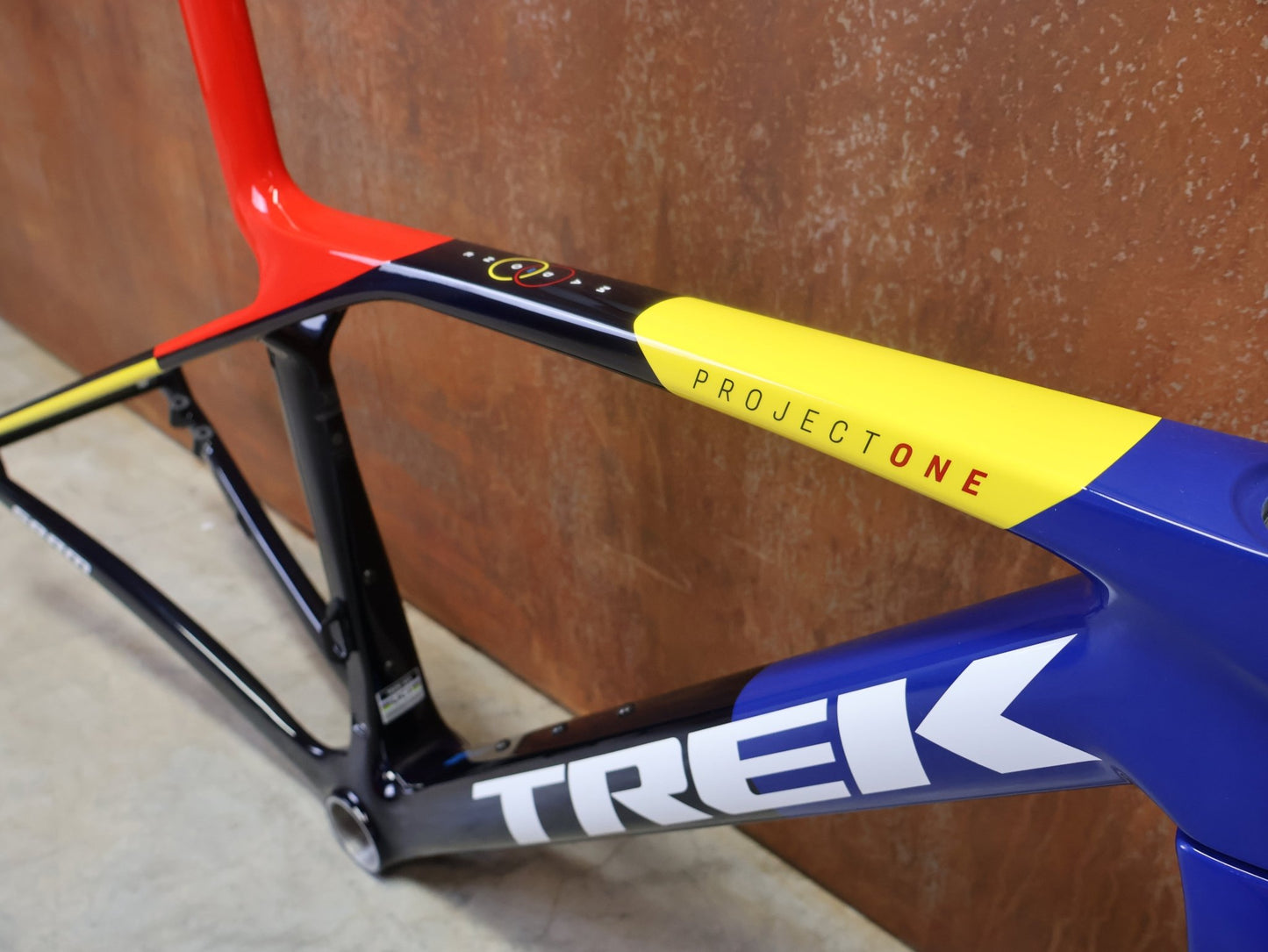 Rennradrahmen von Trek, TREK MADONE SLR GEN 8 CARBON DISC RAHMENSET NAVY SMOKE XS vor USEDBIKES - OB.DE Hintergrund