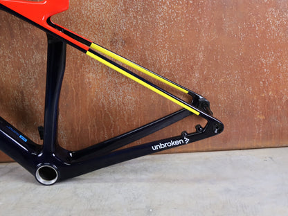 Rennradrahmen von Trek, TREK MADONE SLR GEN 8 CARBON DISC RAHMENSET NAVY SMOKE XS vor USEDBIKES - OB.DE Hintergrund