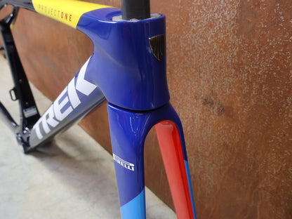 Rennradrahmen von Trek, TREK MADONE SLR GEN 8 CARBON DISC RAHMENSET NAVY SMOKE XS vor USEDBIKES - OB.DE Hintergrund