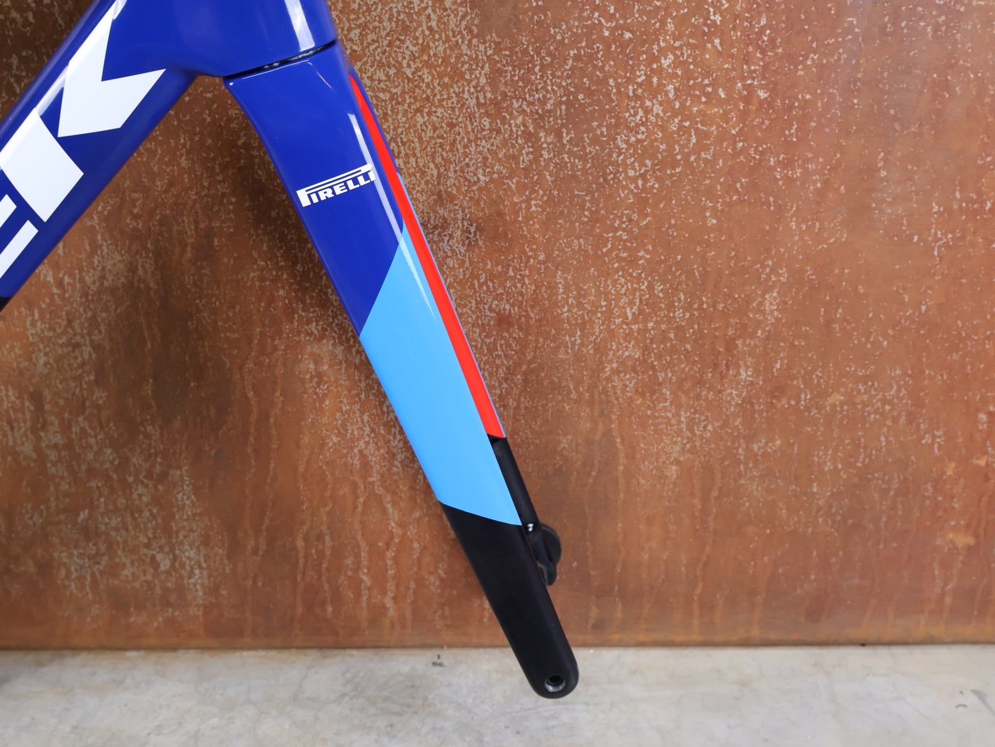 Rennradrahmen von Trek, TREK MADONE SLR GEN 8 CARBON DISC RAHMENSET NAVY SMOKE XS vor USEDBIKES - OB.DE Hintergrund