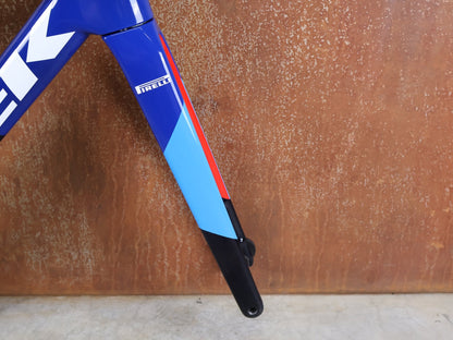 Rennradrahmen von Trek, TREK MADONE SLR GEN 8 CARBON DISC RAHMENSET NAVY SMOKE XS vor USEDBIKES - OB.DE Hintergrund