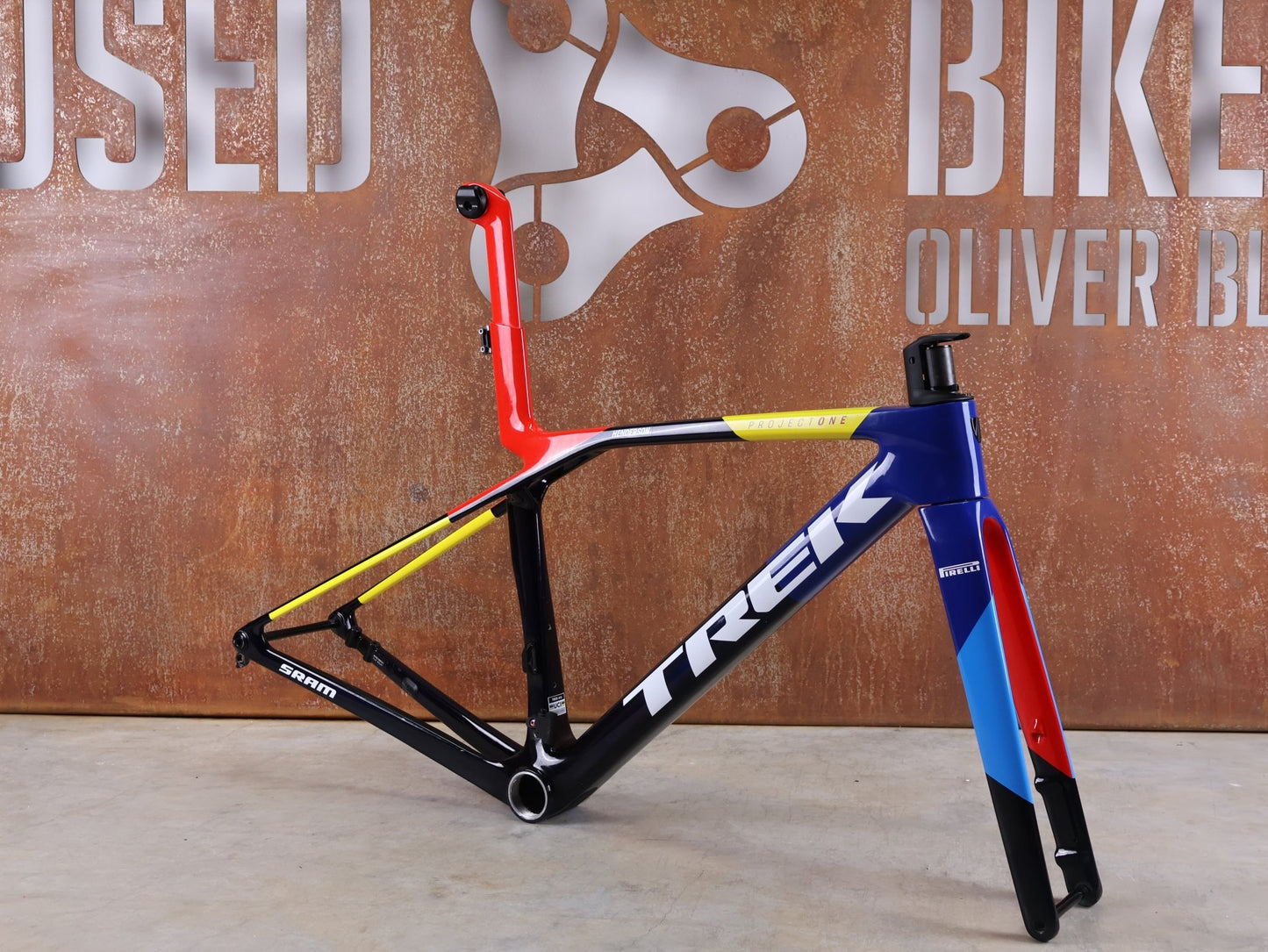 Rennradrahmen von Trek, TREK MADONE SLR GEN 8 CARBON DISC RAHMENSET NAVY SMOKE XS vor USEDBIKES - OB.DE Hintergrund