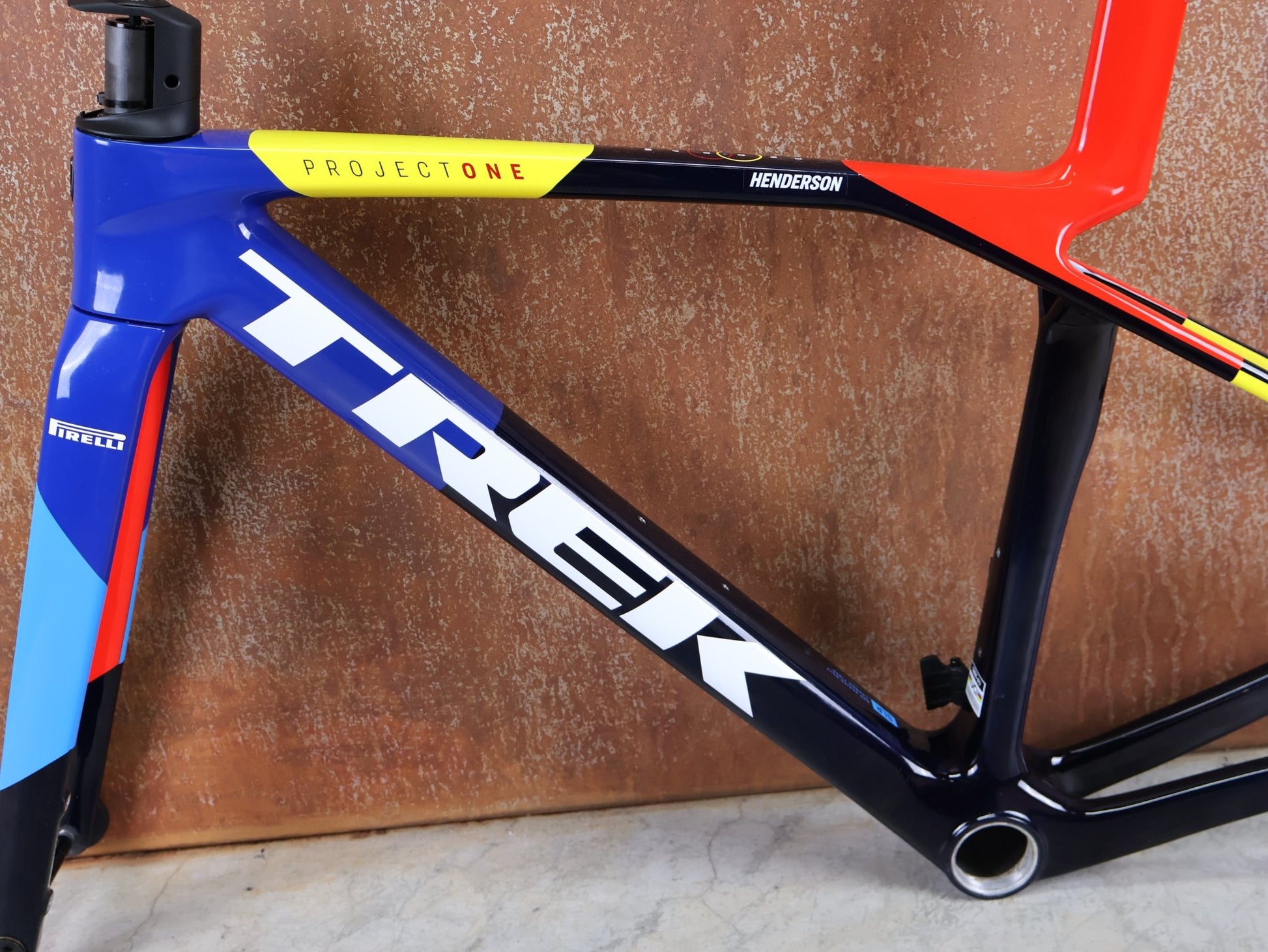 Rennradrahmen von Trek, TREK MADONE SLR GEN 8 CARBON DISC RAHMENSET NAVY SMOKE XS vor USEDBIKES - OB.DE Hintergrund