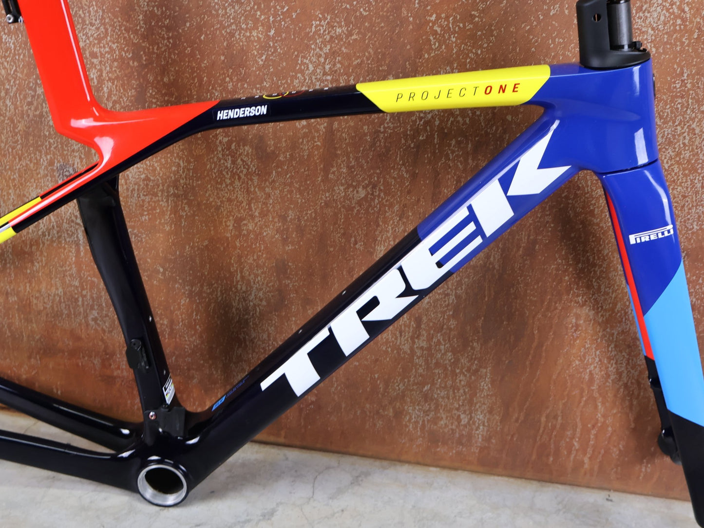 Rennradrahmen von Trek, TREK MADONE SLR GEN 8 CARBON DISC RAHMENSET NAVY SMOKE XS vor USEDBIKES - OB.DE Hintergrund