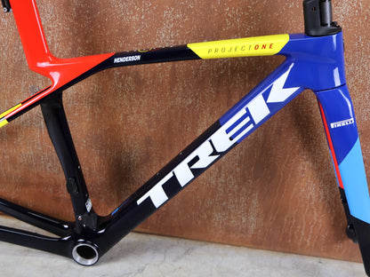 Rennradrahmen von Trek, TREK MADONE SLR GEN 8 CARBON DISC RAHMENSET NAVY SMOKE XS vor USEDBIKES - OB.DE Hintergrund