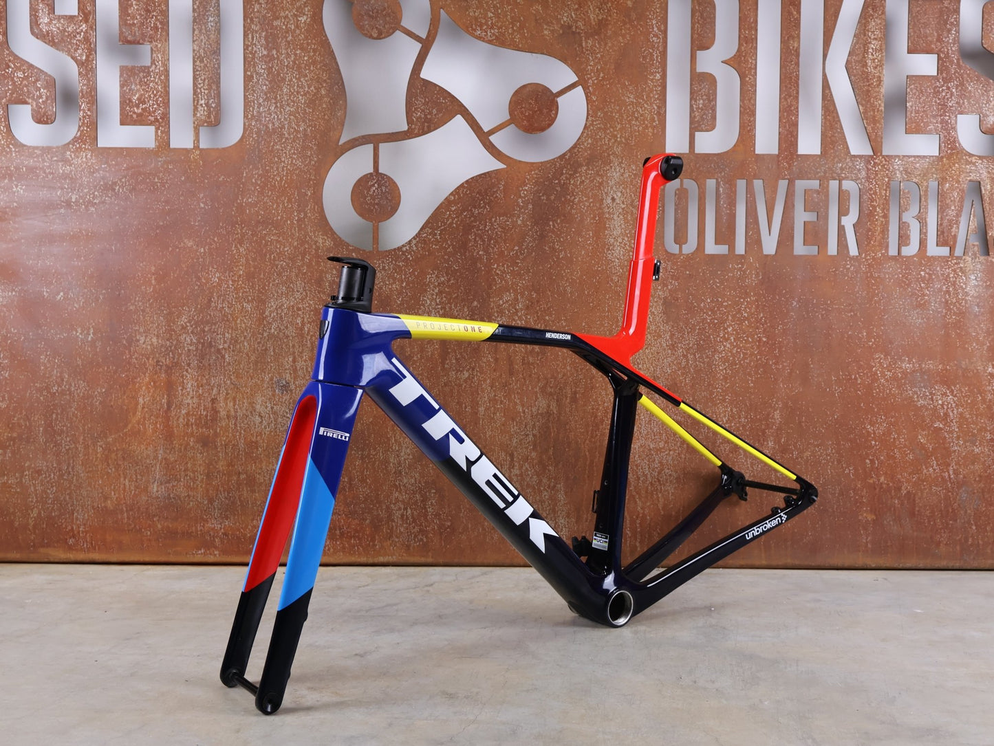 Rennradrahmen von Trek, TREK MADONE SLR GEN 8 CARBON DISC RAHMENSET NAVY SMOKE XS vor USEDBIKES - OB.DE Hintergrund