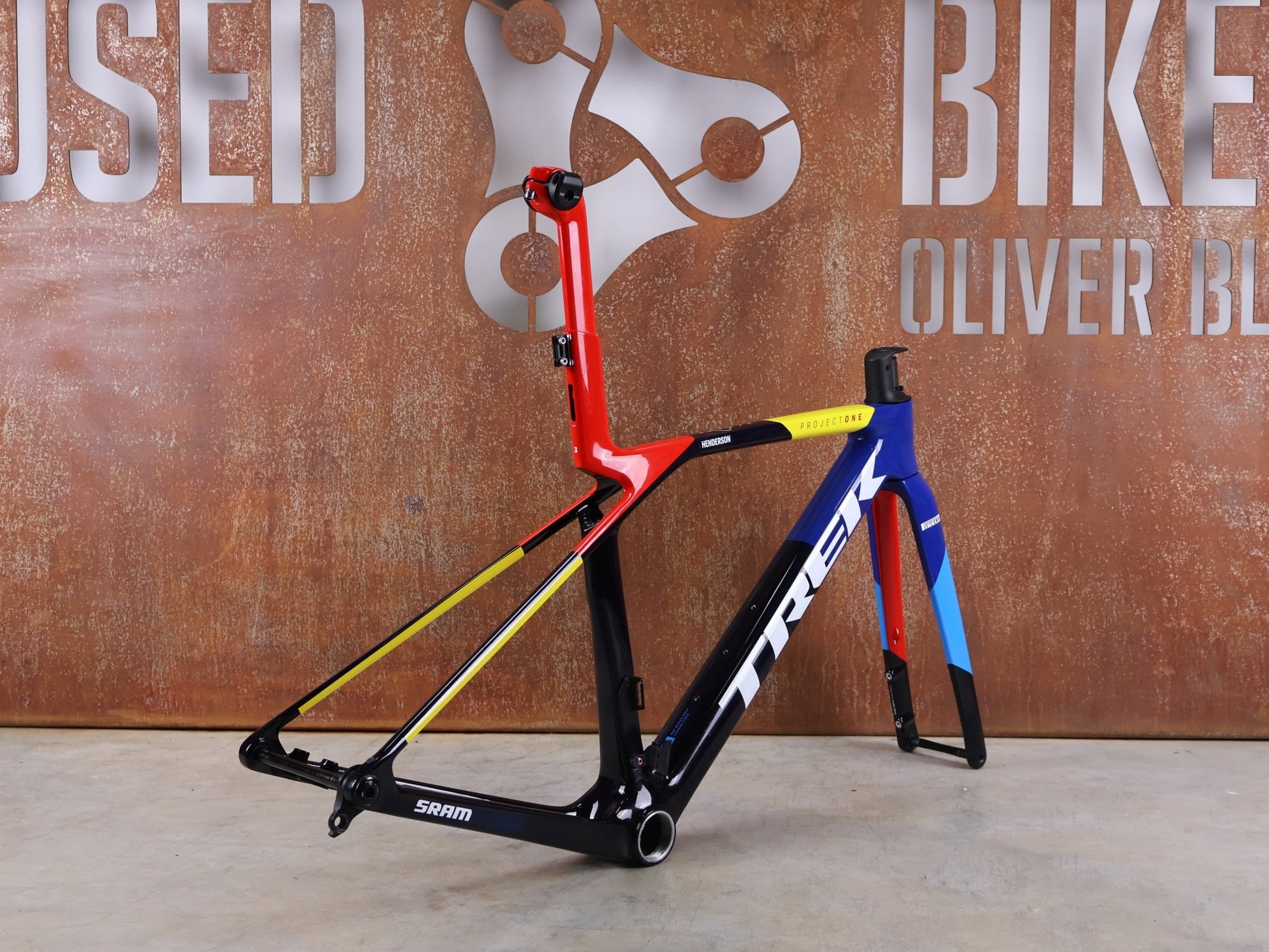 Rennradrahmen von Trek, TREK MADONE SLR GEN 8 CARBON DISC RAHMENSET NAVY SMOKE XS vor USEDBIKES - OB.DE Hintergrund