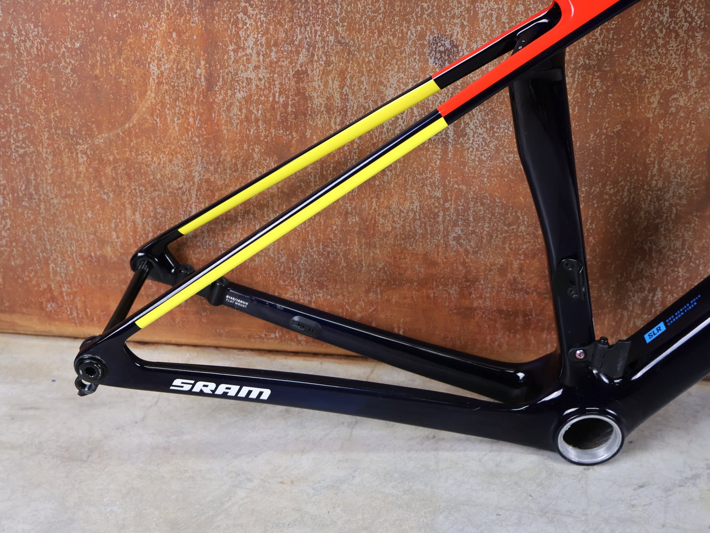 Rennradrahmen von Trek, TREK MADONE SLR GEN 8 CARBON DISC RAHMENSET NAVY SMOKE XS vor USEDBIKES - OB.DE Hintergrund