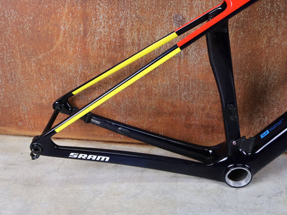 Rennradrahmen von Trek, TREK MADONE SLR GEN 8 CARBON DISC RAHMENSET NAVY SMOKE XS vor USEDBIKES - OB.DE Hintergrund