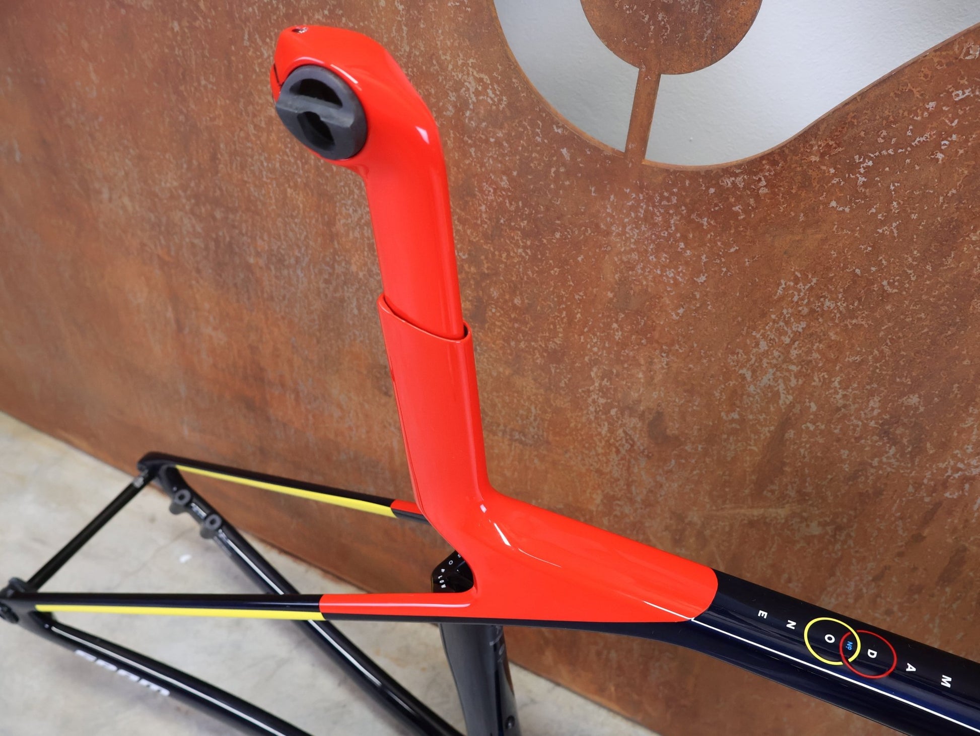 Rennradrahmen von Trek, TREK MADONE SLR GEN 8 CARBON DISC RAHMENSET NAVY SMOKE XS vor USEDBIKES - OB.DE Hintergrund