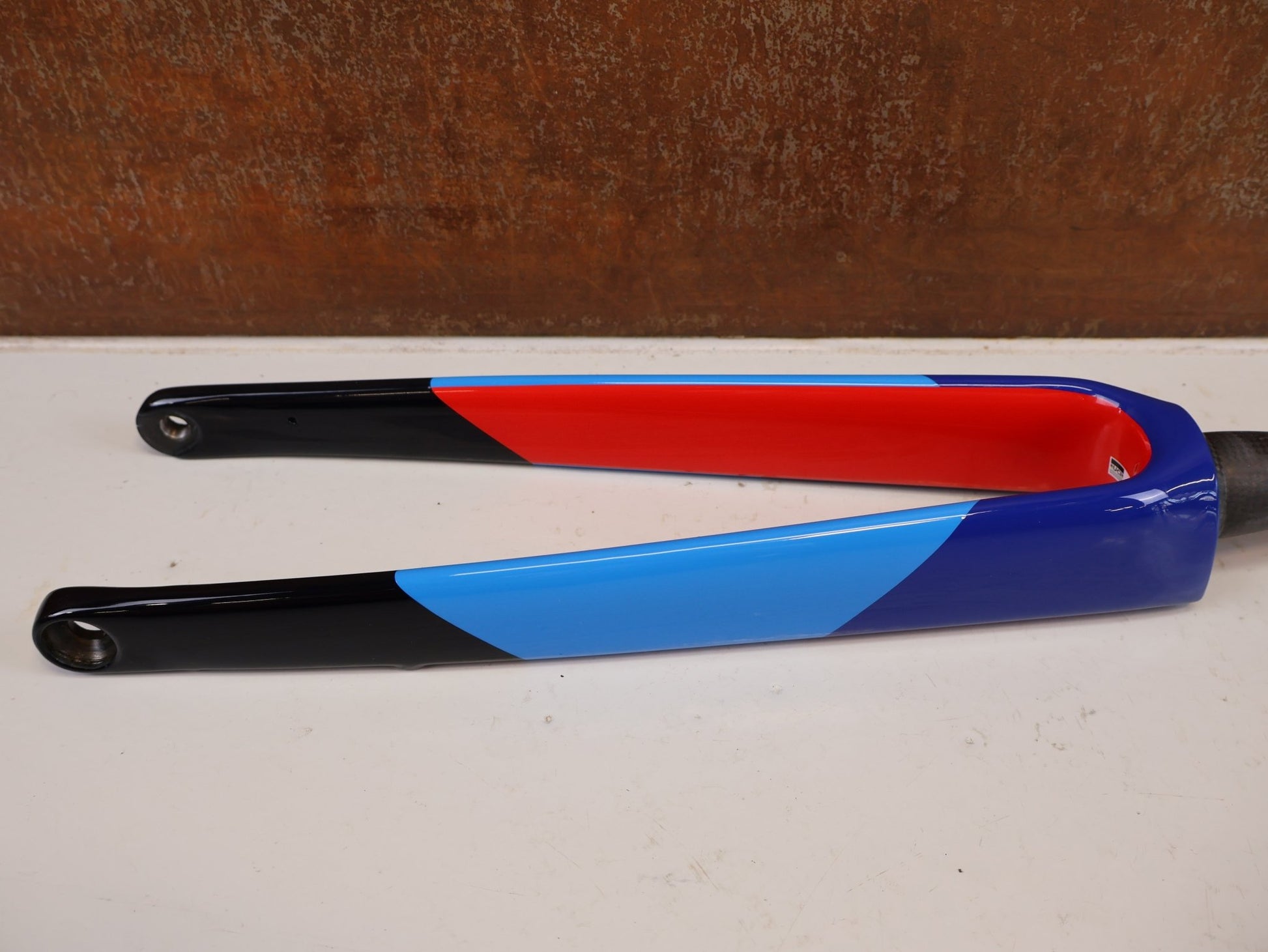 Federgabel, Gabel & Dämpfer von Trek, TREK MADONE SLR GEN 8 CARBON GABEL 700C / BLUE SMOKE vor USEDBIKES-OB.DE Hintergrund