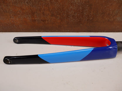 Federgabel, Gabel & Dämpfer von Trek, TREK MADONE SLR GEN 8 CARBON GABEL 700C / BLUE SMOKE vor USEDBIKES-OB.DE Hintergrund