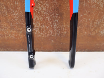 Federgabel, Gabel & Dämpfer von Trek, TREK MADONE SLR GEN 8 CARBON GABEL 700C / BLUE SMOKE vor USEDBIKES-OB.DE Hintergrund