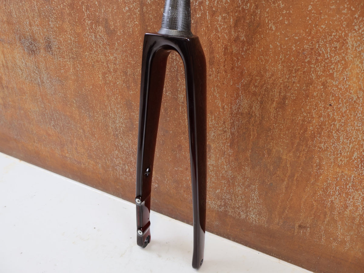 Federgabel, Gabel & Dämpfer von Trek, Trek Madone SLR Gen 8 Carbon Gabel Red Smoke 40mm 377g vor USEDBIKES-OB.DE Hintergrund