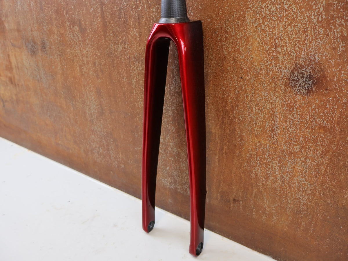Federgabel, Gabel & Dämpfer von Trek, Trek Madone SLR Gen 8 Carbon Gabel Red Smoke 40mm 377g vor USEDBIKES-OB.DE Hintergrund