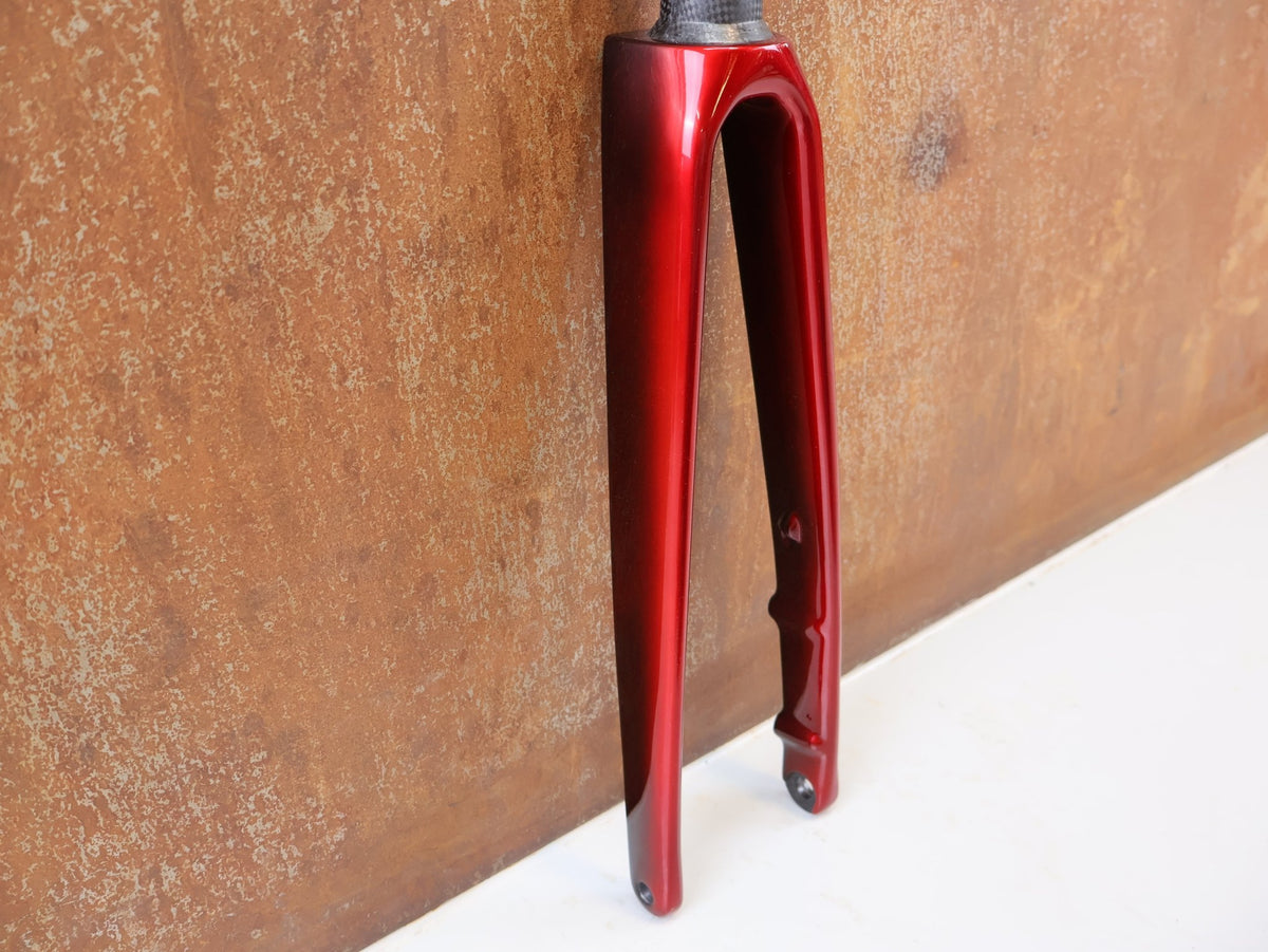 Federgabel, Gabel & Dämpfer von Trek, Trek Madone SLR Gen 8 Carbon Gabel Red Smoke 40mm 377g vor USEDBIKES-OB.DE Hintergrund