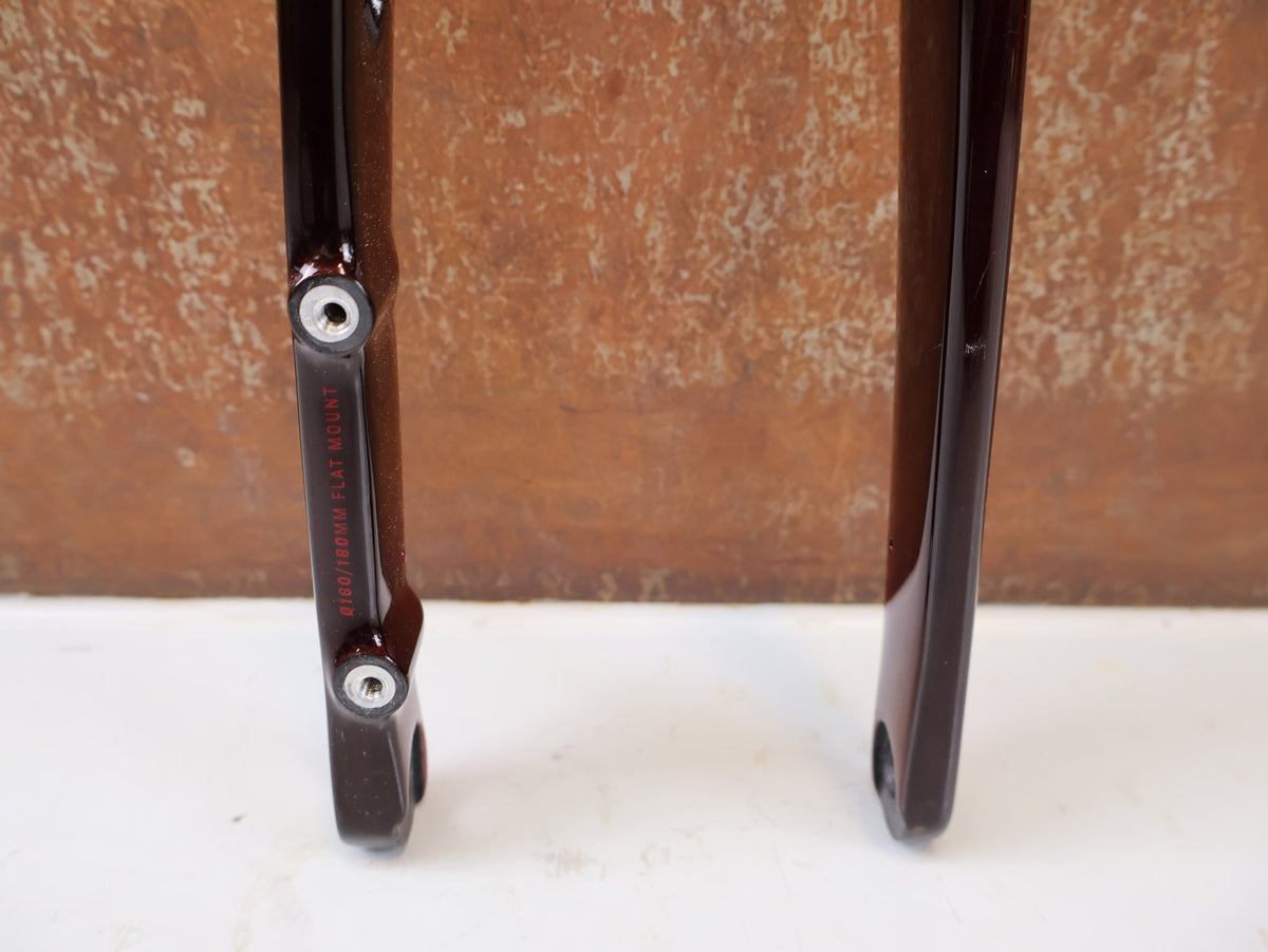 Federgabel, Gabel & Dämpfer von Trek, Trek Madone SLR Gen 8 Carbon Gabel Red Smoke 40mm 377g vor USEDBIKES-OB.DE Hintergrund