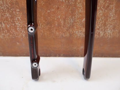Federgabel, Gabel & Dämpfer von Trek, Trek Madone SLR Gen 8 Carbon Gabel Red Smoke 40mm 377g vor USEDBIKES-OB.DE Hintergrund