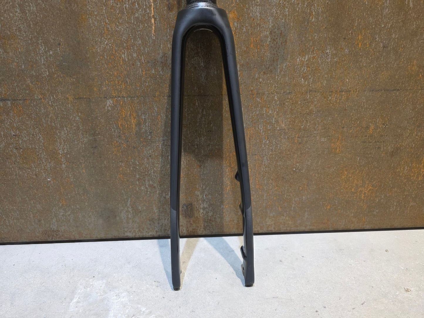 Federgabel, Gabel & Dämpfer von Trek, TREK MADONE SLR GEN 8 GABEL / 700C RIGID FORK / GREY MATT vor USEDBIKES - OB.DE Hintergrund