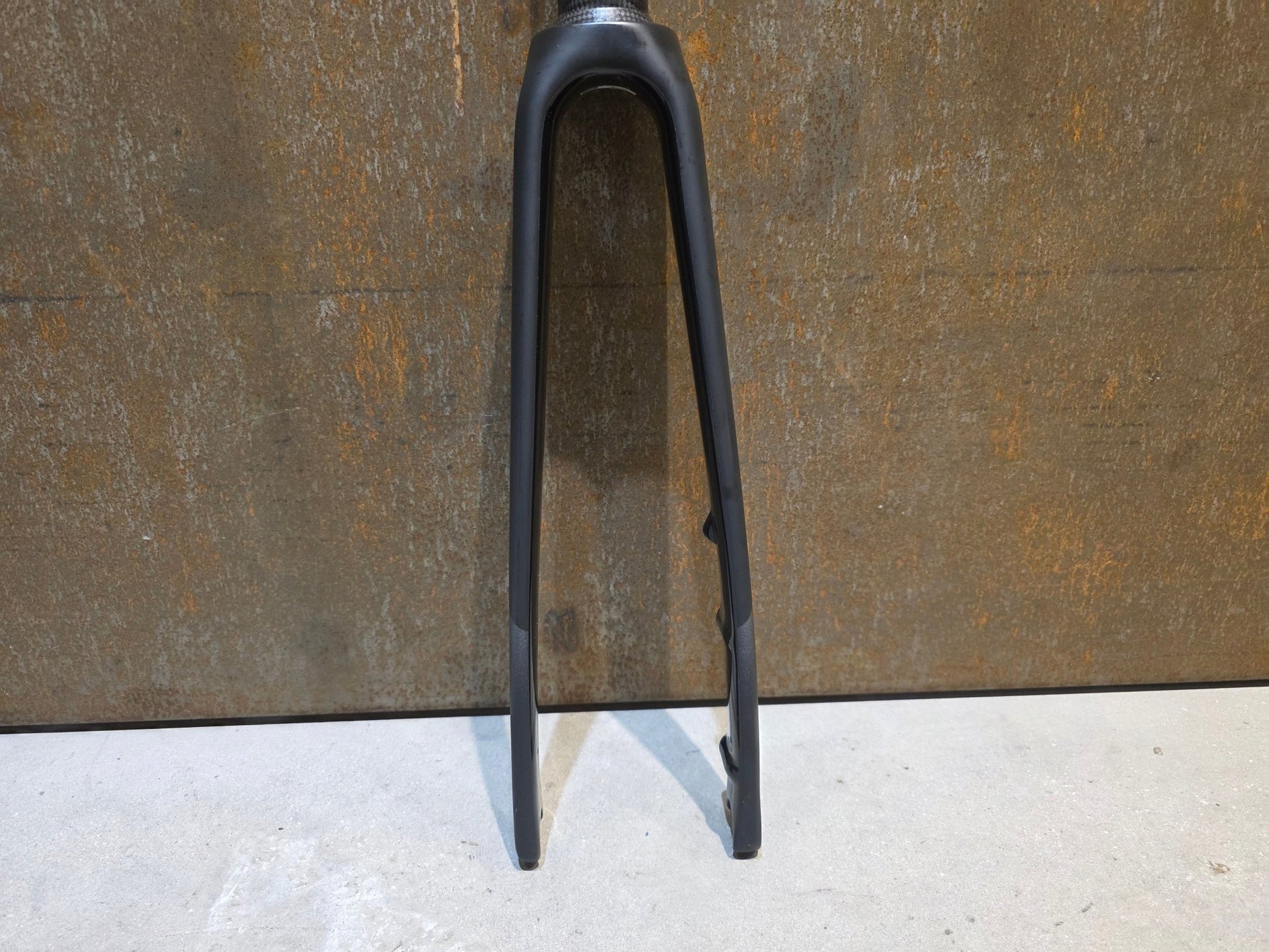 Federgabel, Gabel & Dämpfer von Trek, TREK MADONE SLR GEN 8 GABEL / 700C RIGID FORK / GREY MATT vor USEDBIKES - OB.DE Hintergrund