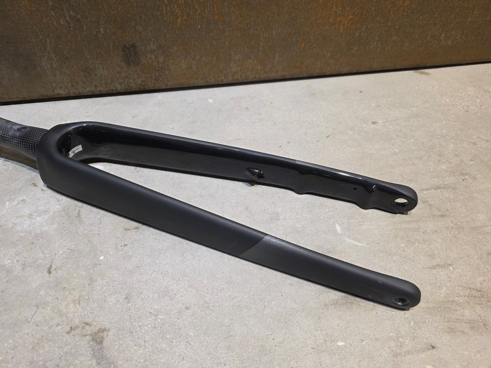 Federgabel, Gabel & Dämpfer von Trek, TREK MADONE SLR GEN 8 GABEL / 700C RIGID FORK / GREY MATT vor USEDBIKES - OB.DE Hintergrund