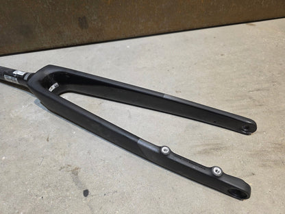 Federgabel, Gabel & Dämpfer von Trek, TREK MADONE SLR GEN 8 GABEL / 700C RIGID FORK / GREY MATT vor USEDBIKES - OB.DE Hintergrund