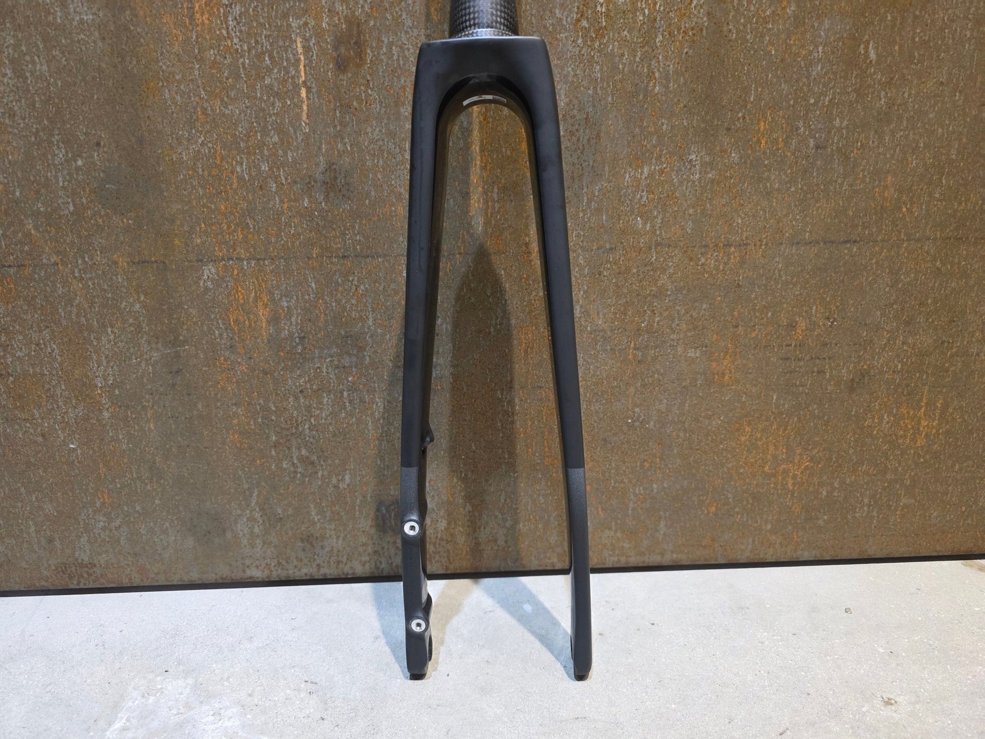 Federgabel, Gabel & Dämpfer von Trek, TREK MADONE SLR GEN 8 GABEL / 700C RIGID FORK / GREY MATT vor USEDBIKES - OB.DE Hintergrund