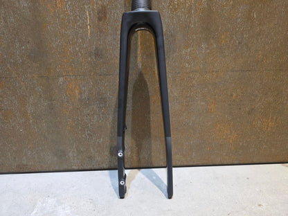 Federgabel, Gabel & Dämpfer von Trek, TREK MADONE SLR GEN 8 GABEL / 700C RIGID FORK / GREY MATT vor USEDBIKES - OB.DE Hintergrund