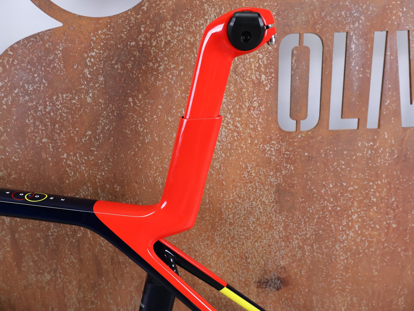 Rennradrahmen von Trek, TREK MADONE SLR GEN 8 RAHMENSET – 900 OCLV CARBON – PROJECT ONE NAVY SMOKE – GRÖSSE M vor USEDBIKES - OB.DE Hintergrund