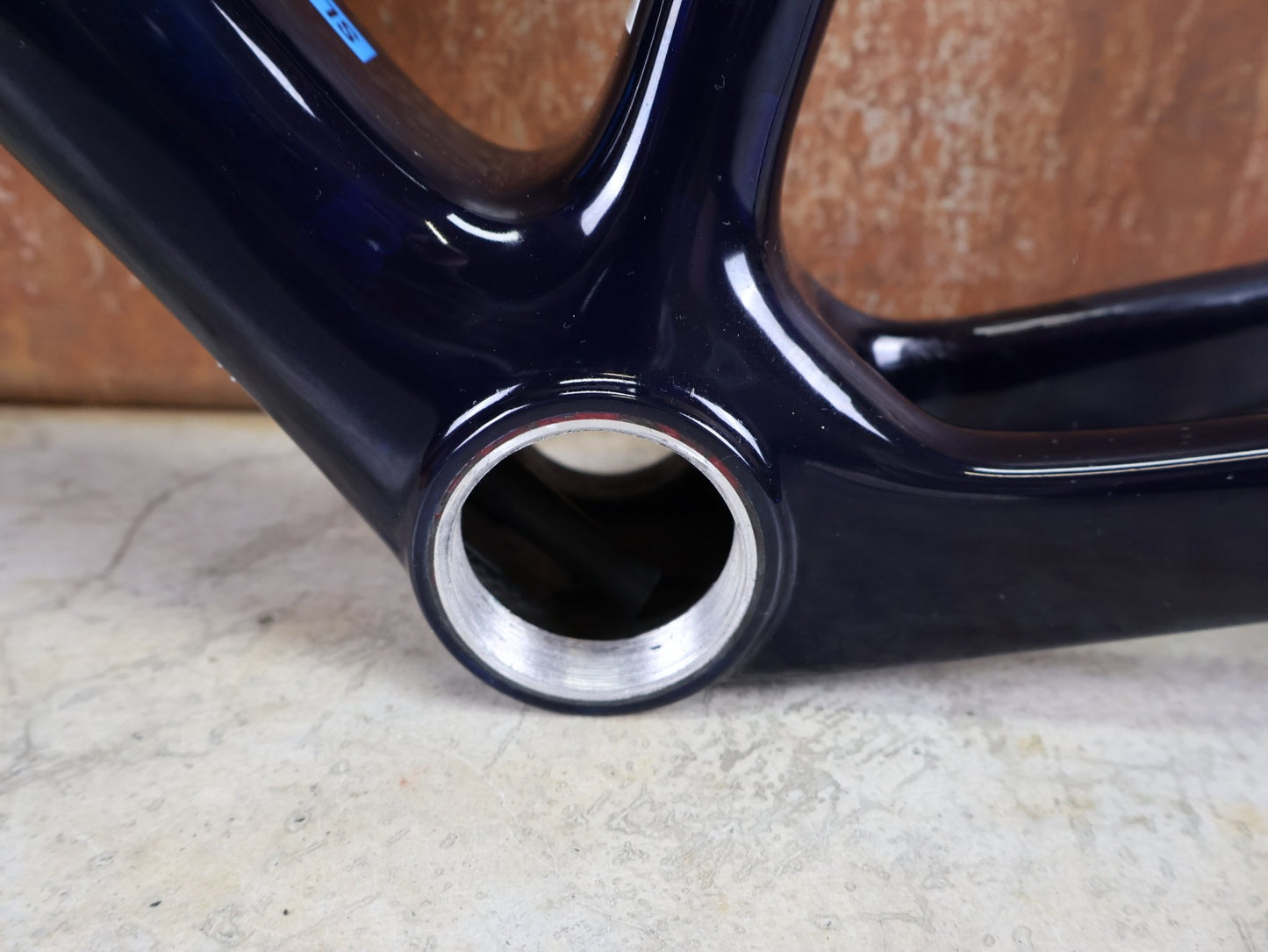 Rennradrahmen von Trek, TREK MADONE SLR GEN 8 RAHMENSET – 900 OCLV CARBON – PROJECT ONE NAVY SMOKE – GRÖSSE M vor USEDBIKES - OB.DE Hintergrund