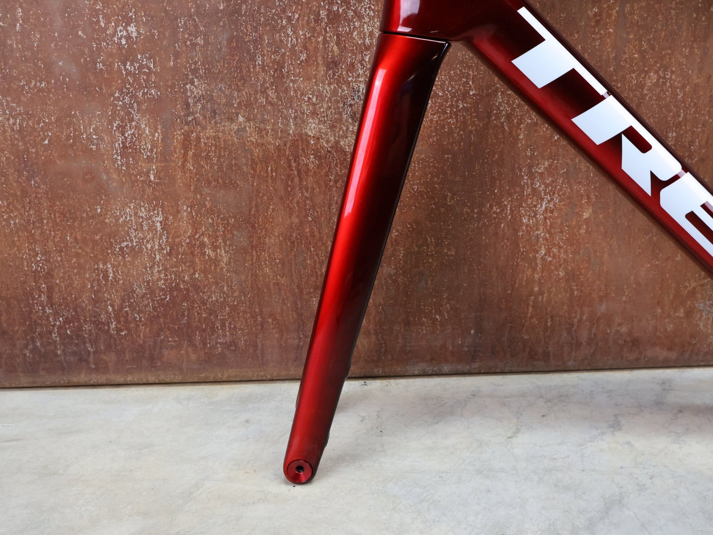 Rennradrahmen von Trek, TREK MADONE SLR GEN 8 RAHMENSET / DISC / CARBON RED SMOKE / M vor USEDBIKES - OB.DE Hintergrund