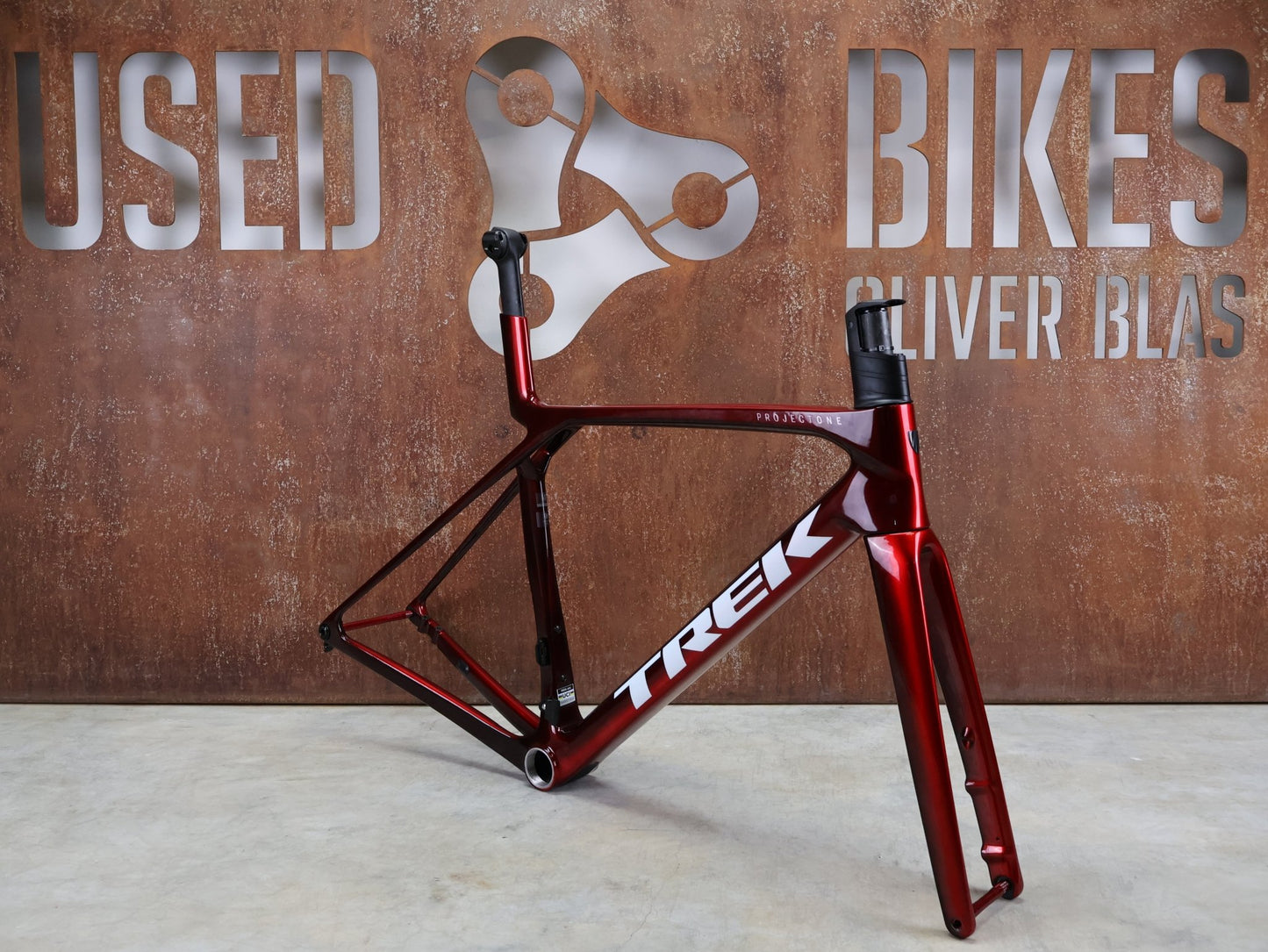 Rennradrahmen von Trek, TREK MADONE SLR GEN 8 RAHMENSET / DISC / CARBON RED SMOKE / M vor USEDBIKES - OB.DE Hintergrund