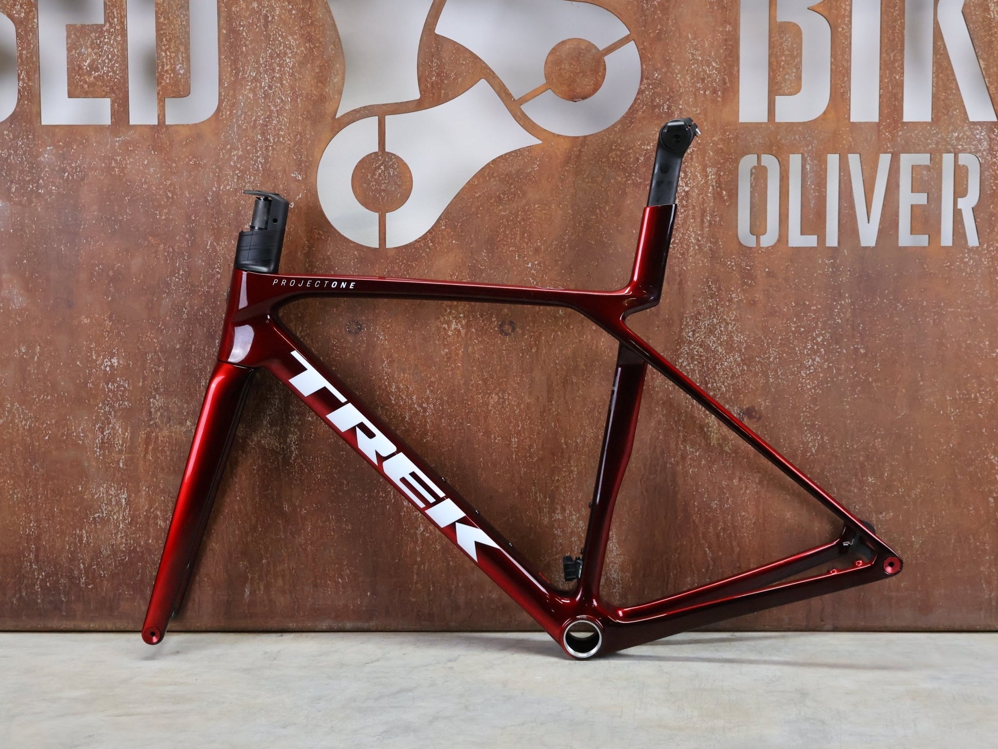 Rennradrahmen von Trek, TREK MADONE SLR GEN 8 RAHMENSET / DISC / CARBON RED SMOKE / M vor USEDBIKES - OB.DE Hintergrund