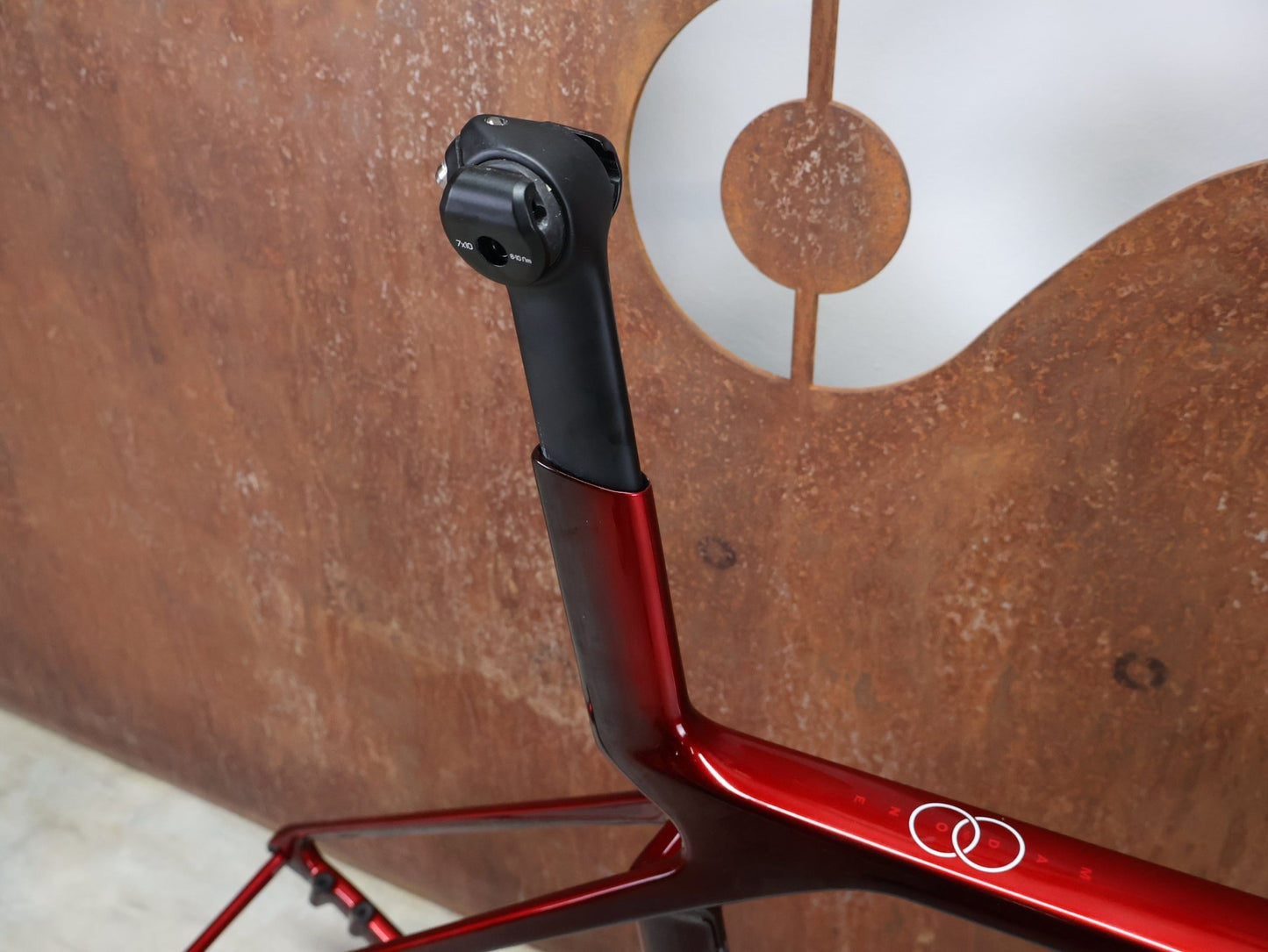 Rennradrahmen von Trek, TREK MADONE SLR GEN 8 RAHMENSET / DISC / CARBON RED SMOKE / M vor USEDBIKES - OB.DE Hintergrund