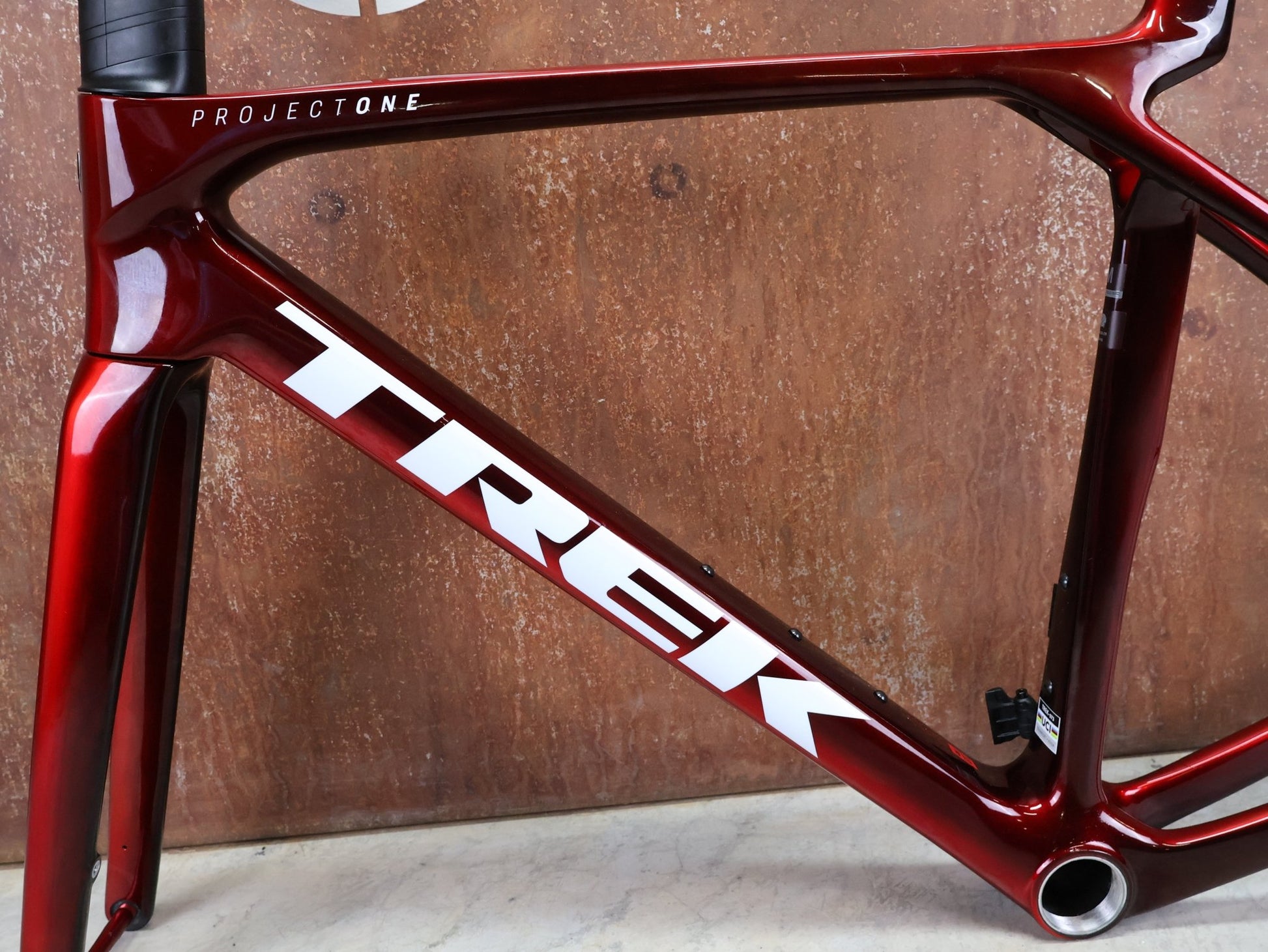 Rennradrahmen von Trek, TREK MADONE SLR GEN 8 RAHMENSET / DISC / CARBON RED SMOKE / M vor USEDBIKES - OB.DE Hintergrund