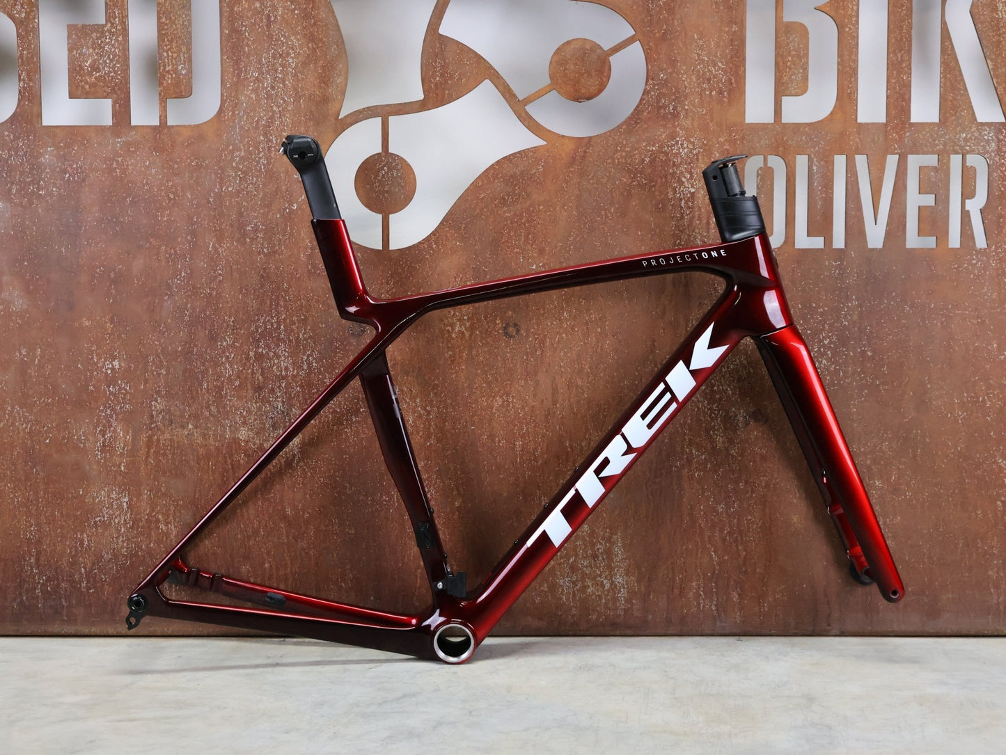 Rennradrahmen von Trek, TREK MADONE SLR GEN 8 RAHMENSET / DISC / CARBON RED SMOKE / M vor USEDBIKES - OB.DE Hintergrund