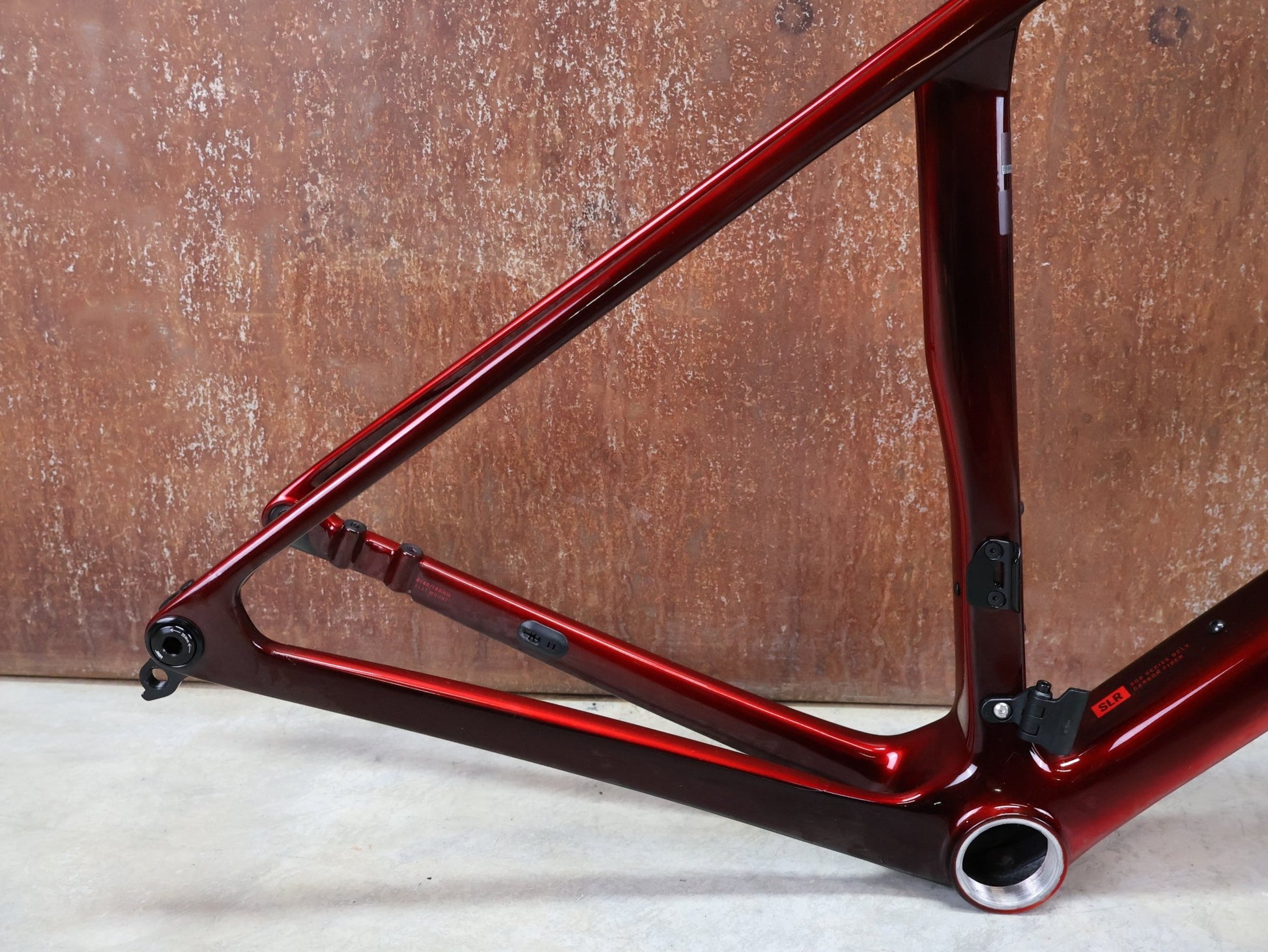 Rennradrahmen von Trek, TREK MADONE SLR GEN 8 RAHMENSET / DISC / CARBON RED SMOKE / M vor USEDBIKES - OB.DE Hintergrund