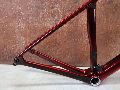 Rennradrahmen von Trek, TREK MADONE SLR GEN 8 RAHMENSET / DISC / CARBON RED SMOKE / M vor USEDBIKES - OB.DE Hintergrund