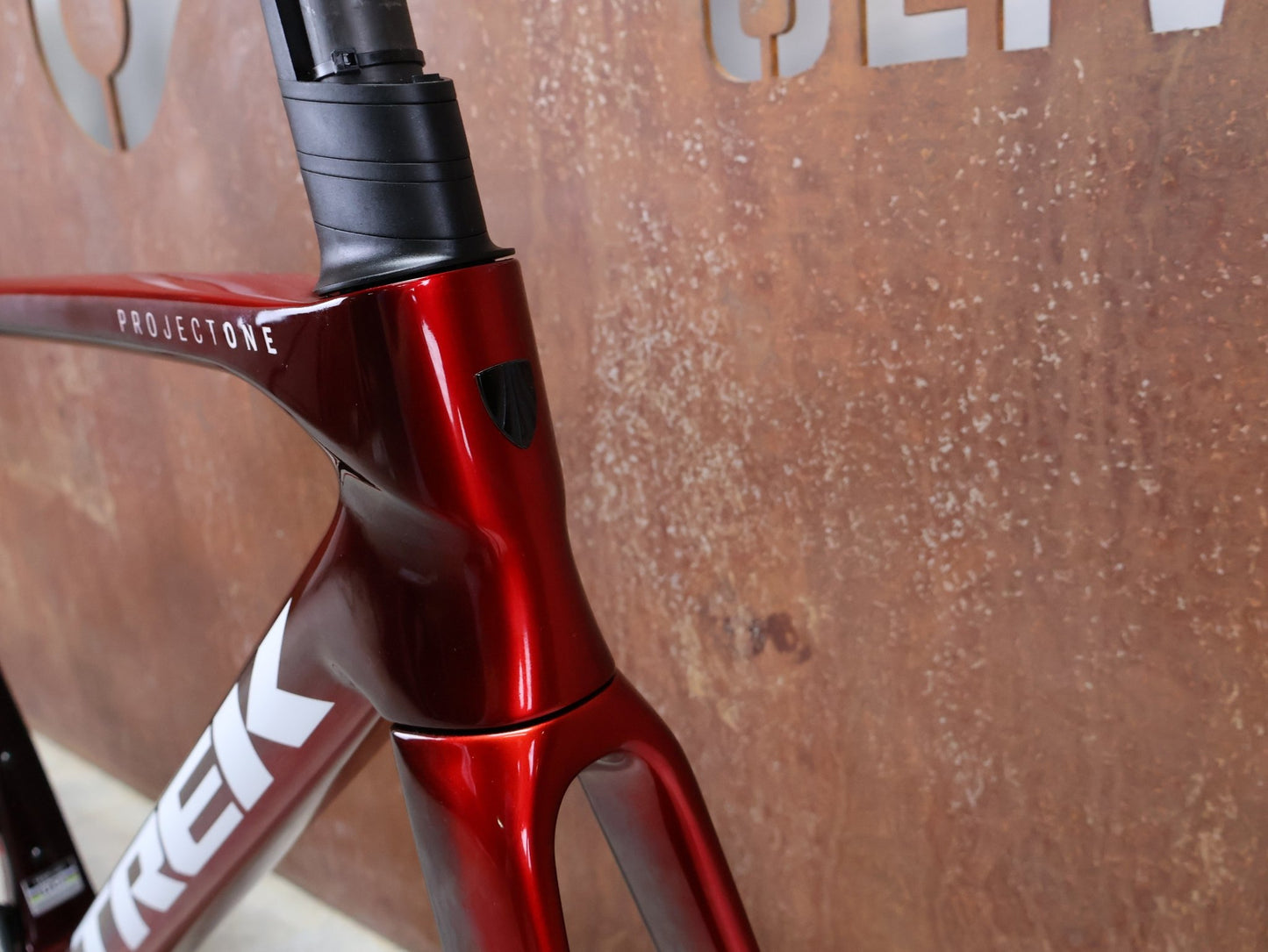 Rennradrahmen von Trek, TREK MADONE SLR GEN 8 RAHMENSET / DISC / CARBON RED SMOKE / M vor USEDBIKES - OB.DE Hintergrund