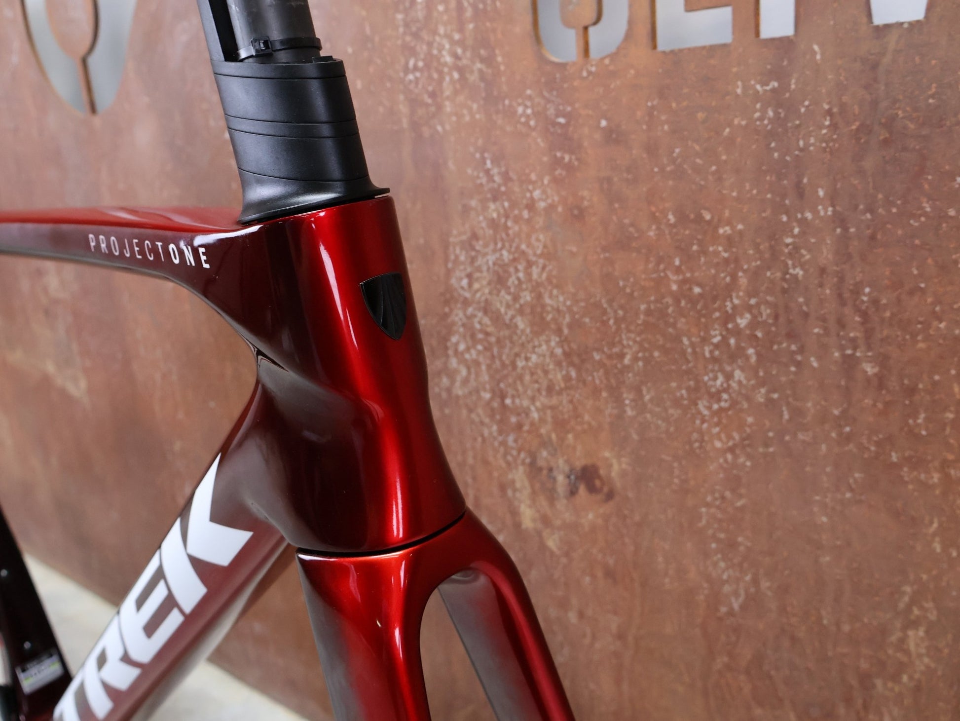 Rennradrahmen von Trek, TREK MADONE SLR GEN 8 RAHMENSET / DISC / CARBON RED SMOKE / M vor USEDBIKES - OB.DE Hintergrund