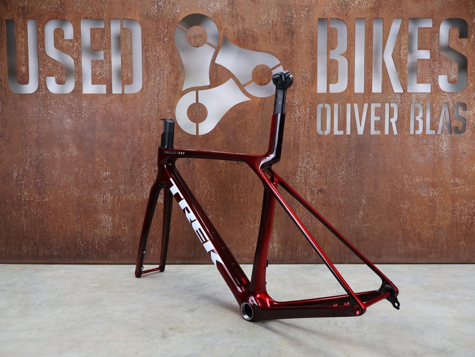 Rennradrahmen von Trek, TREK MADONE SLR GEN 8 RAHMENSET / DISC / CARBON RED SMOKE / M vor USEDBIKES - OB.DE Hintergrund