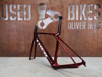 Rennradrahmen von Trek, TREK MADONE SLR GEN 8 RAHMENSET / DISC / CARBON RED SMOKE / M vor USEDBIKES - OB.DE Hintergrund