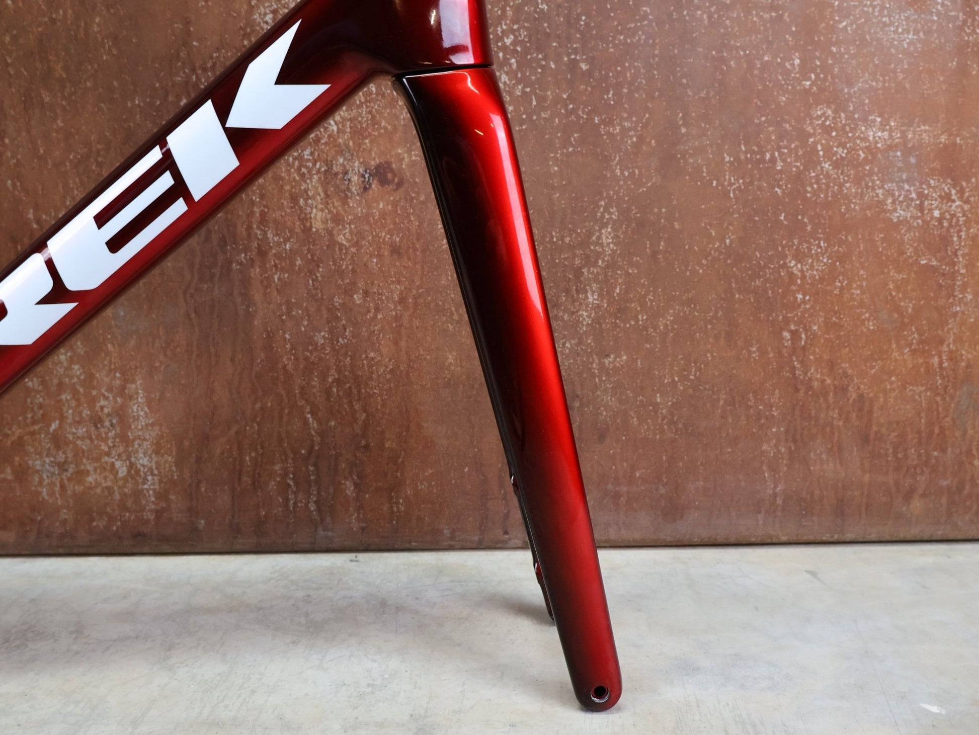 Rennradrahmen von Trek, TREK MADONE SLR GEN 8 RAHMENSET / DISC / CARBON RED SMOKE / M vor USEDBIKES - OB.DE Hintergrund